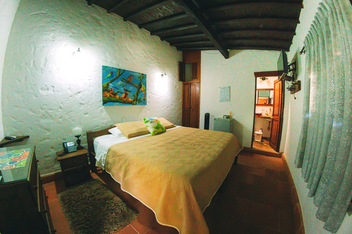 Chambre de base, 1 très grand lit, salle de bain attenante, vue sur la piscine | Literie de qualité, minibar, coffre-fort