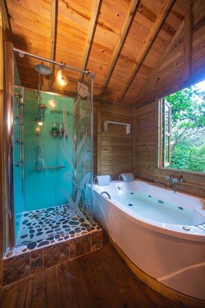 Cabaña de lujo, varias camas, hidromasaje, vista al lago | Baño | Amenidades de baño gratuitas, secadora de cabello, pantuflas, toallas 