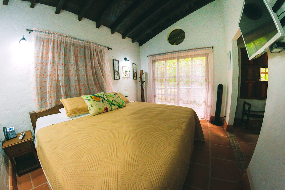 Habitación junior, 1 cama King size, baño privado | Ropa de cama de alta calidad y minibar
