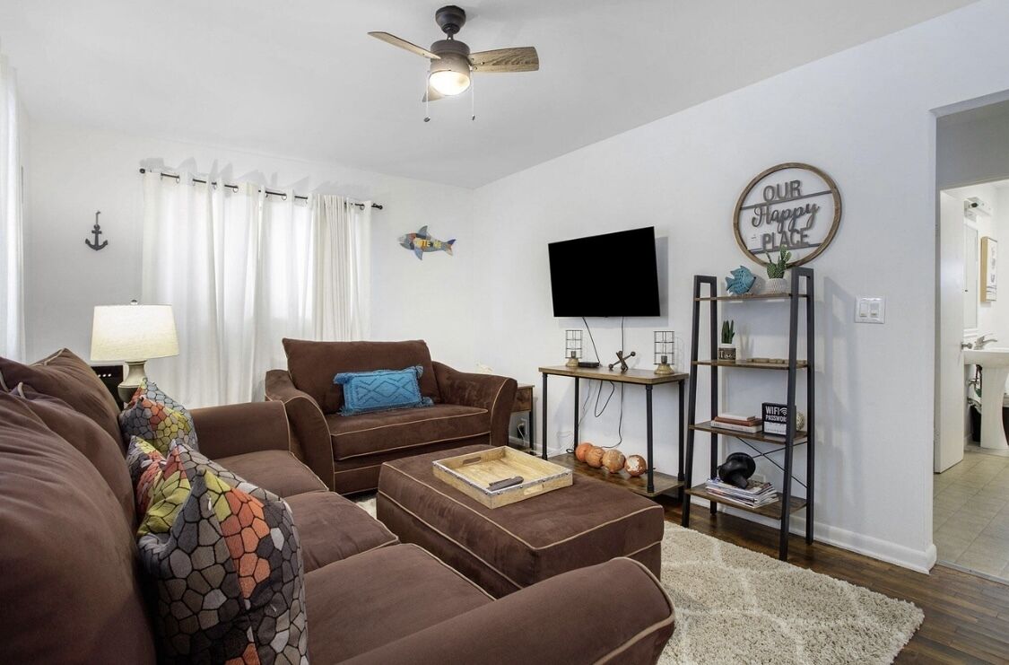 Cozy Cottage-2 miles to the beach