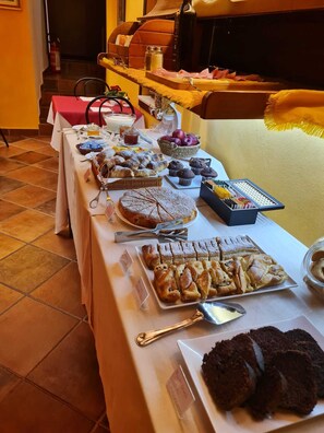 Petit déjeuner complet compris tous les jours