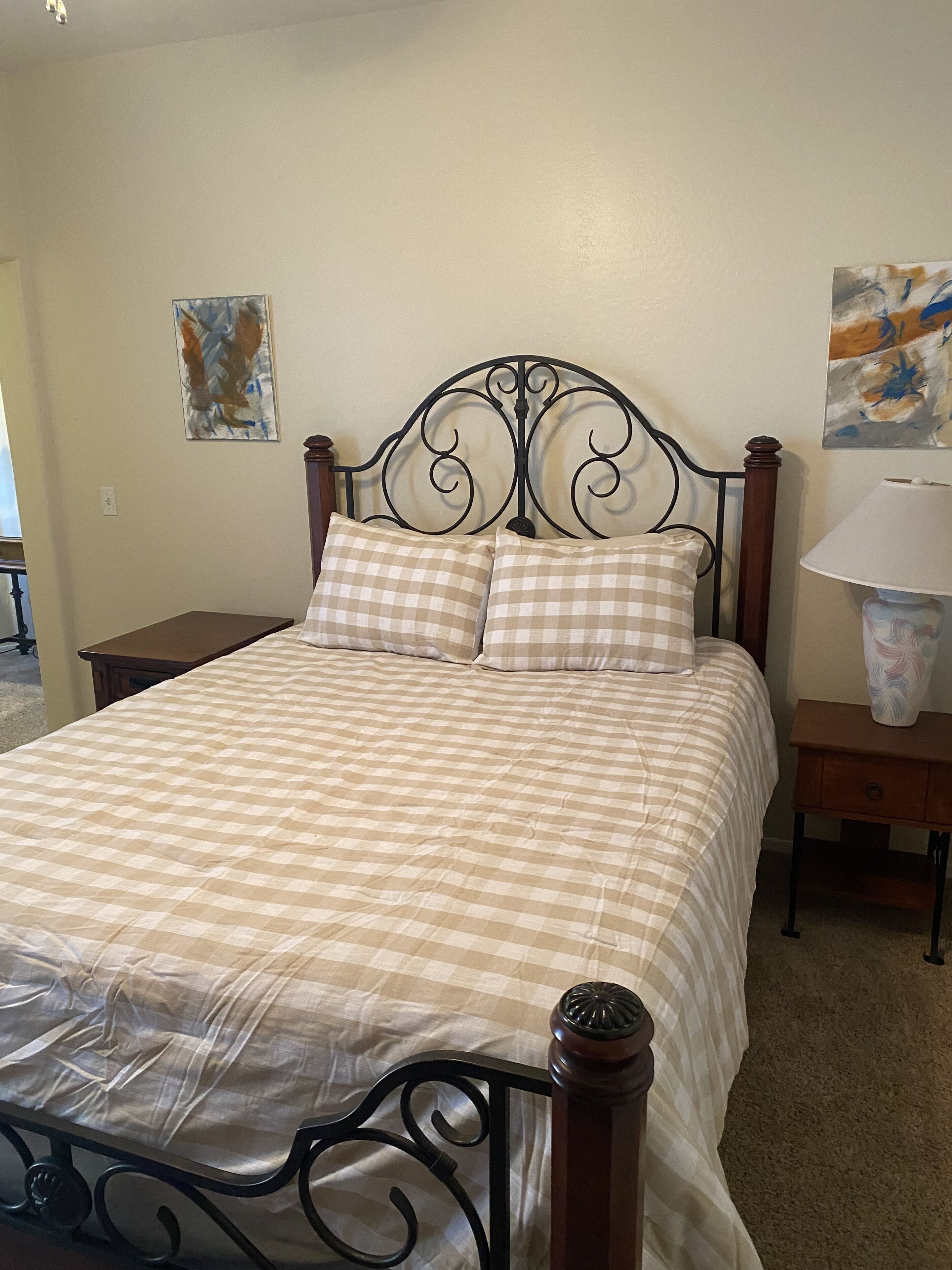 2 bedroom 2 car garage near hospital , eateries and retail.