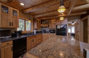 Refrigerador, microondas, lavavajillas y cafetera y tetera 