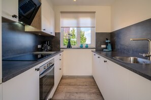 Een koelkast, een oven, een kookplaat, een vaatwasser