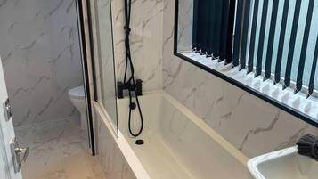 House | Bathroom | Combined shower/bathtub, deep-soaking bathtub, towels
