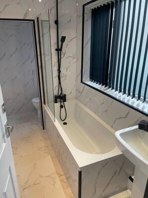 House | Bathroom | Combined shower/tub, deep soaking tub, towels - Immaculate Luxury 2-bed Apartment in Liverpool (Wallasey)