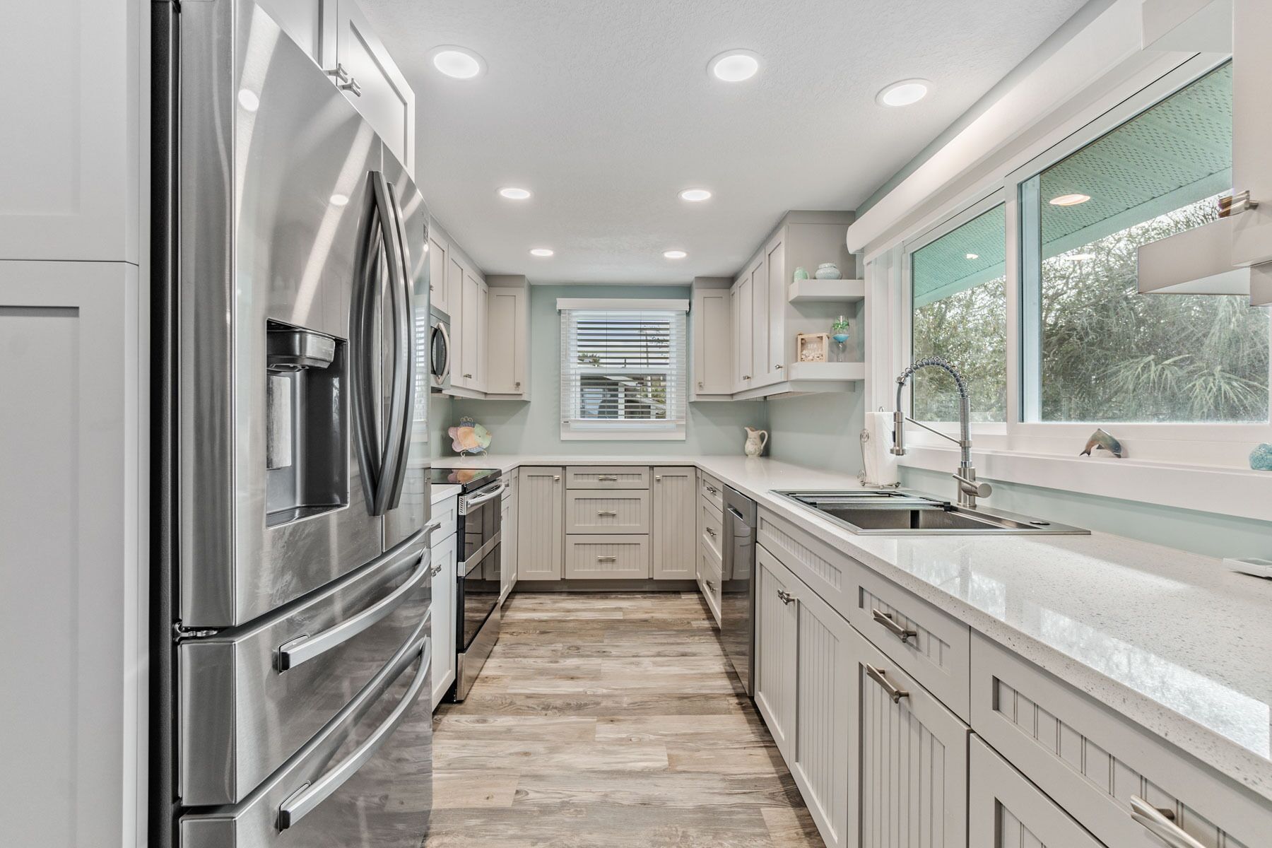 Jääkaappi, mikroaaltouuni, uuni, liesi