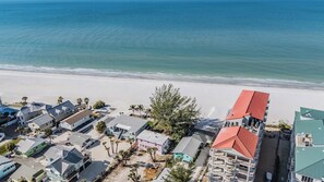 Sulla spiaggia, lettini da mare