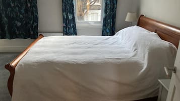 House | 5 bedrooms, iron/ironing board, free WiFi, bed sheets