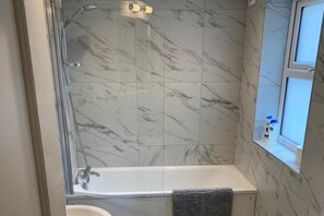 Combined shower/tub, deep soaking tub, hair dryer, towels - Very Large and Splendid Terrace House in London (London)