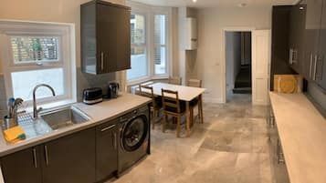 House | Private kitchen | Fridge, microwave, oven, stovetop