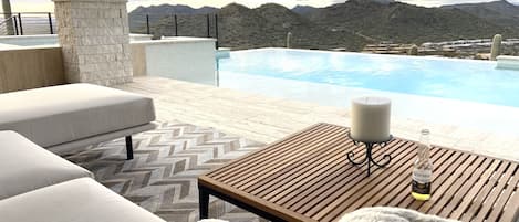 Una piscina al aire libre, una piscina climatizada