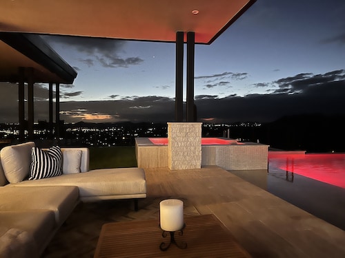 Luxurious Mountain Home with Stunning Views—5 minutes from down town Cave Creek