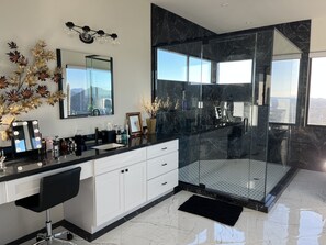 Douche, sèche-cheveux, bidet, serviettes fournies