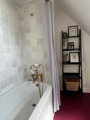 Apartment | Bathroom | Shower, hair dryer, towels