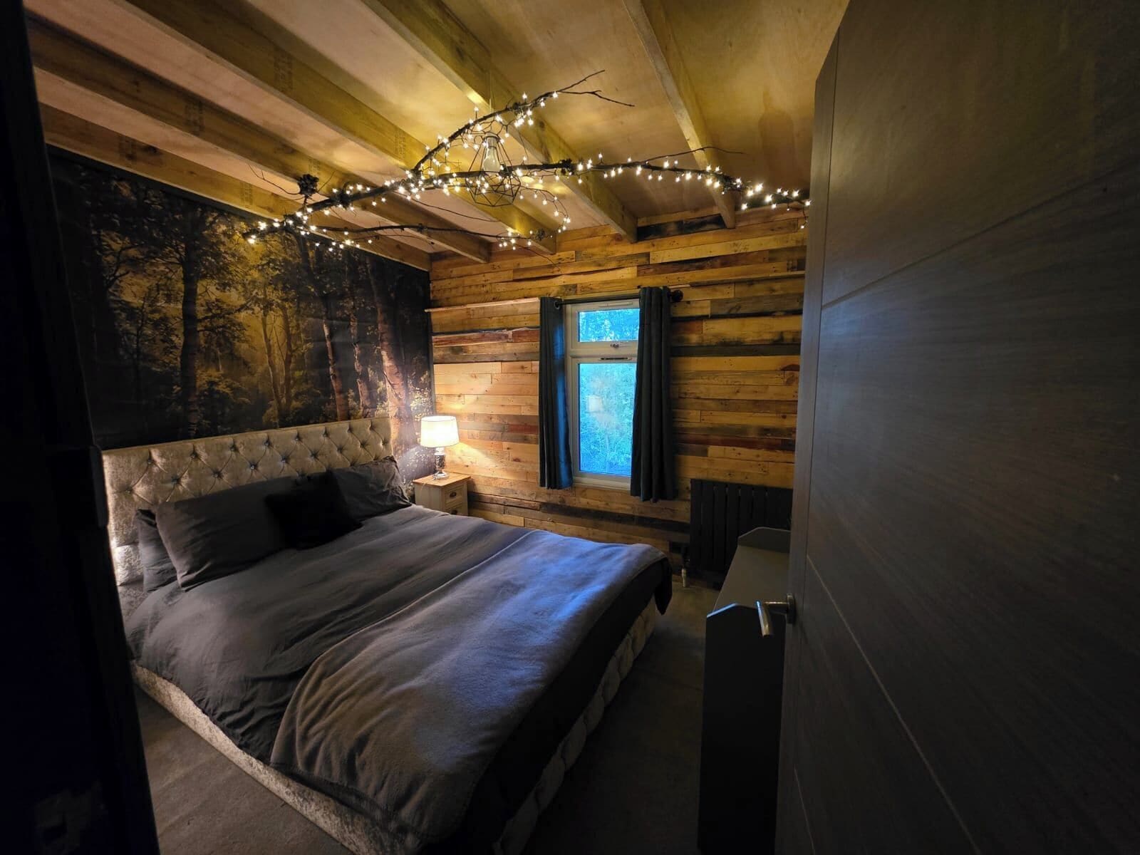 4 kamar tidur, setrika/meja setrika, Wi-Fi gratis, dan seprai linen