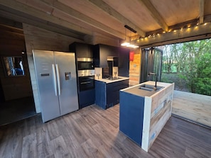 Refrigerador, microondas, horno y parrilla de estufa 