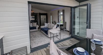 Waterside Lodge - Dog Friendly, Sutton on Sea