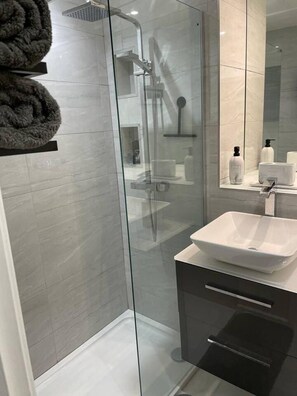 Apartment, 1 King Bed | Bathroom | Shower, towels - Stunning Apartment in Clifton Gardens, Westend (Folkestone)