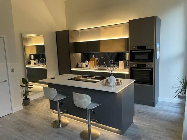 Apartment, 1 King Bed | Private kitchen