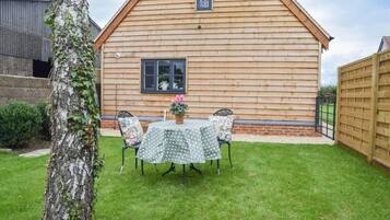 House, 1 King Bed | Outdoor dining