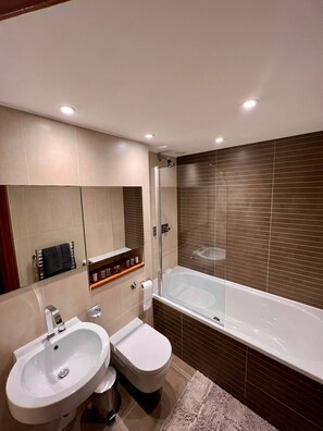 Departamento, varias camas | Baño | Regadera, secadora de cabello, toallas 