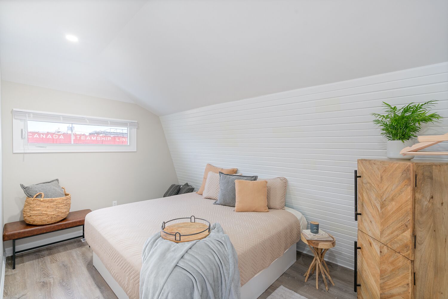 1 bedroom, desk, WiFi, bed sheets