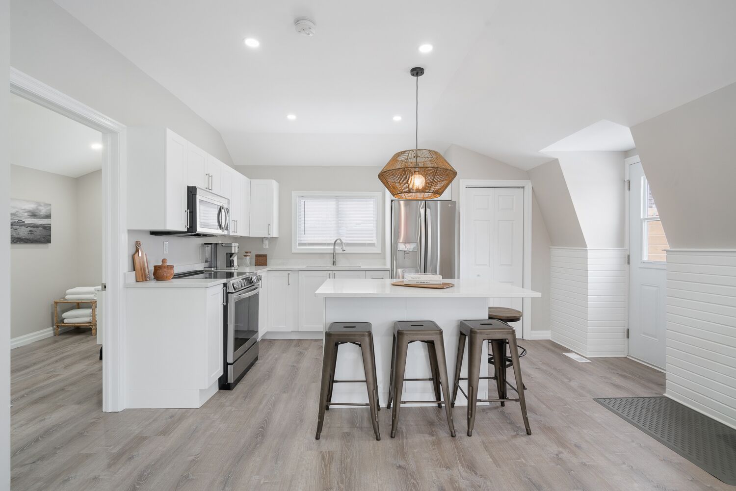 Kühlschrank, Mikrowelle, Ofen, Wasserkocher mit Kaffee-/Teezubehör