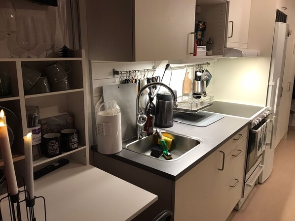 Studio | Private kitchen | Fridge, microwave, oven, stovetop - Casa South Studio in the Center of Stockholms Soho (Stockholm)