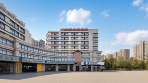 Un hôtel à plusieurs étages, doté d’une entrée imposante et d’une enseigne bien visible.