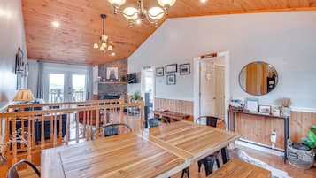 Dining Area | Dishes & Flatware Provided
