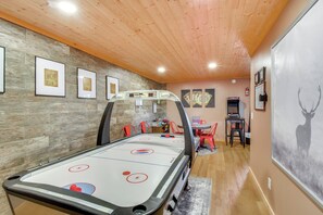 Games room - Lakemont Mountain Cabin w/ Game Room & Hot Tub! (Lakemont)