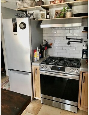 Refrigerador, microondas, horno y parrilla de estufa