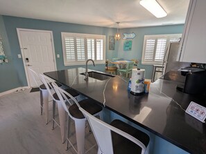 Frigorifero, microonde, piano cottura, macchina per tè/caffè