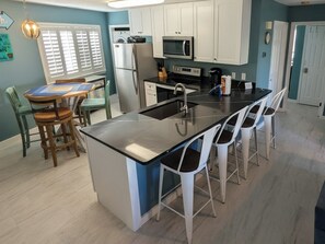 Frigorifero, microonde, piano cottura, macchina per tè/caffè