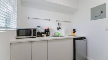 City Studio | Private kitchenette | Mini-fridge, microwave, coffee/tea maker, toaster