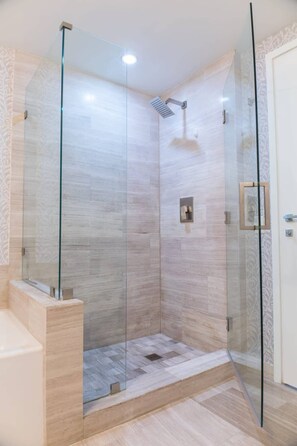 Bathtub, hair dryer, towels, shampoo - Brickell House, Sophisticated, Heart of Brickell (Miami)