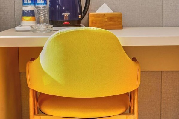 A yellow chair with a cushion, a white table, a blue kettle, and a tissue box. - 7Days Inn Chain Hotel (Chongqing Bund International) (Chongqing)