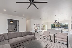 スマートテレビ、暖炉、卓球台、ステレオ