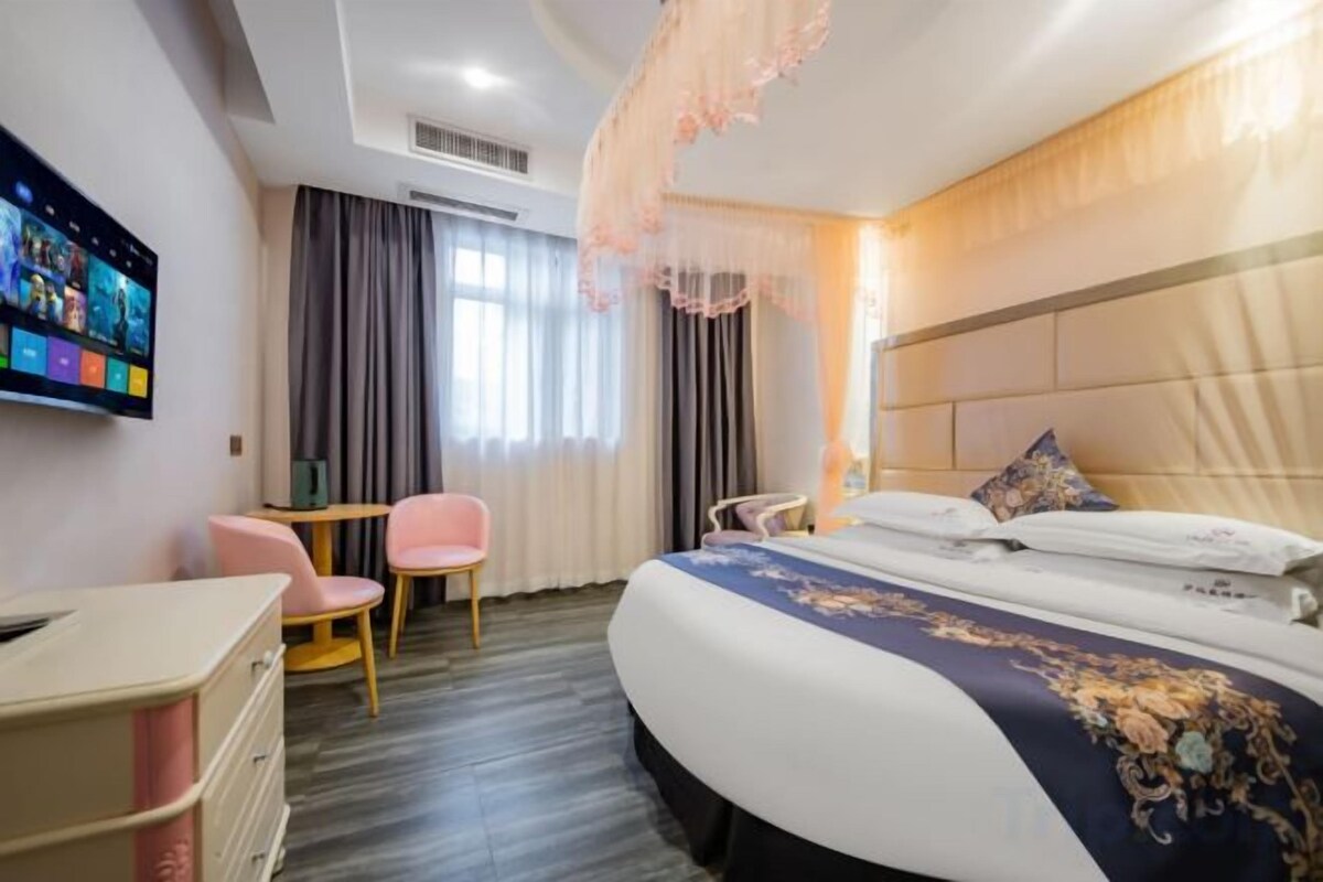 Deluxe Couples' Room