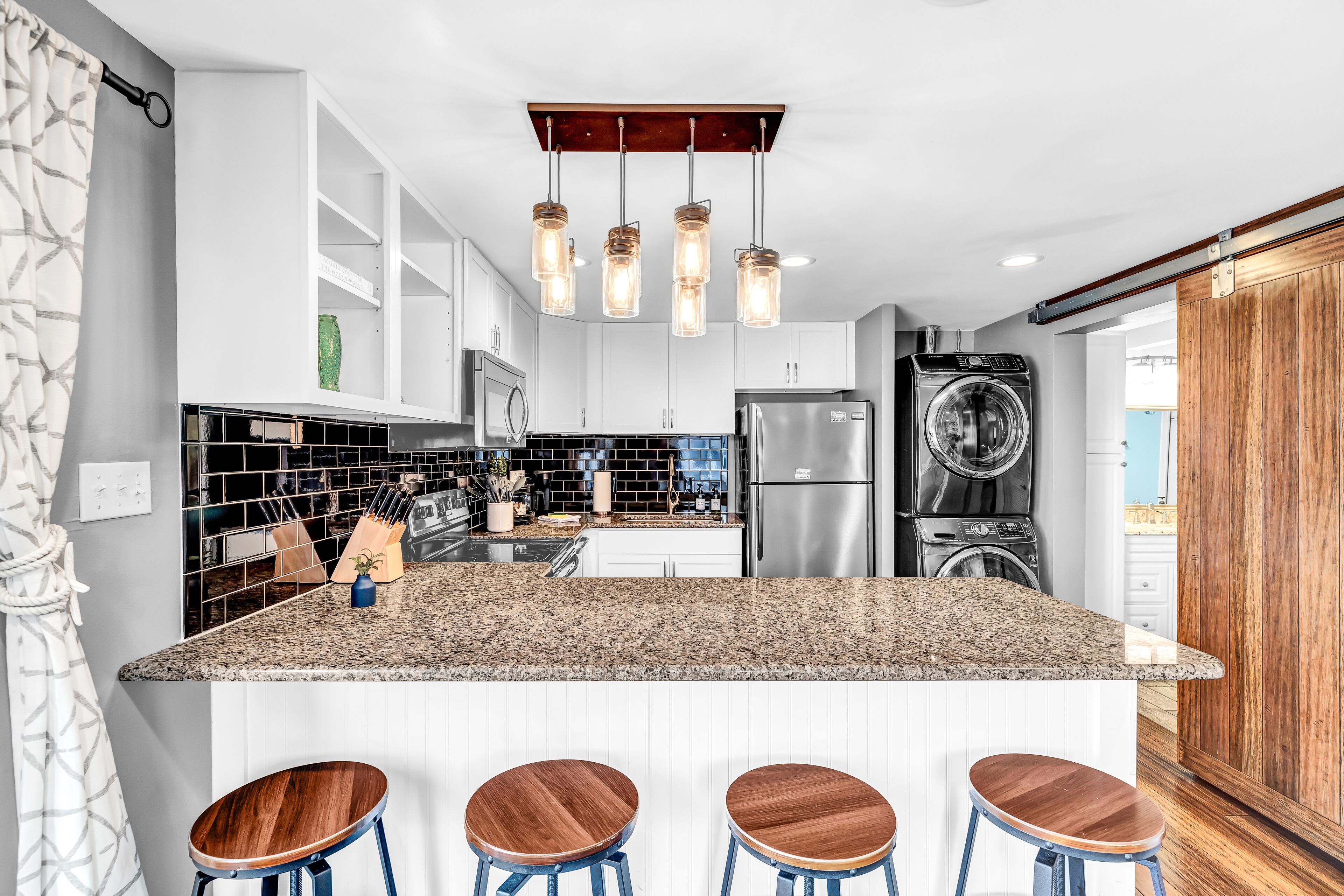 Kjøleskap, mikrobølgeovn, ovn og kokeplater