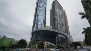 Un edificio moderno con fachada curva y una entrada amplia.