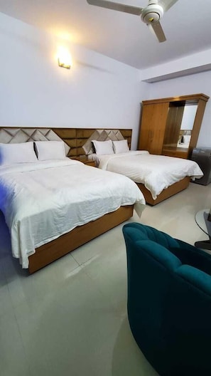 Dobbeltrom – deluxe, 1 soverom, byutsikt | Strykejern/-brett, reiseseng for barn, wi-fi (inkludert) og sengetøy