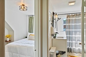 2 bedrooms, desk, WiFi, bed sheets