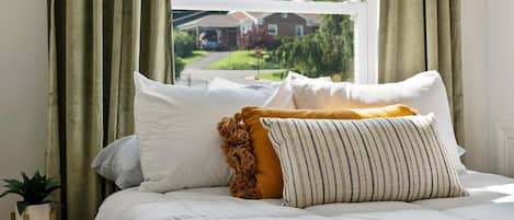 2 bedrooms, desk, WiFi, bed sheets