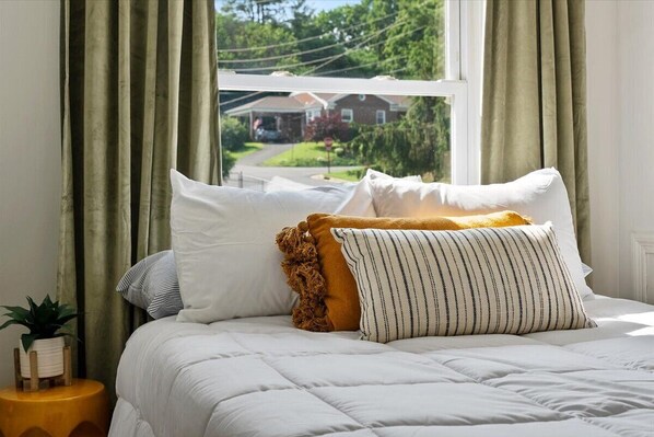 2 bedrooms, desk, WiFi, bed sheets