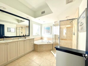 Bathtub, hair dryer, towels - Walking Distance to Downtown Stuart | Sunrise to Sunsets Views! (Stuart)