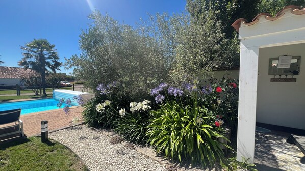 Outdoor pool, a heated pool - La maison de Gaia-spa-swimming pool-quiet between sea and marshes, charm-comfort (Sallertaine)