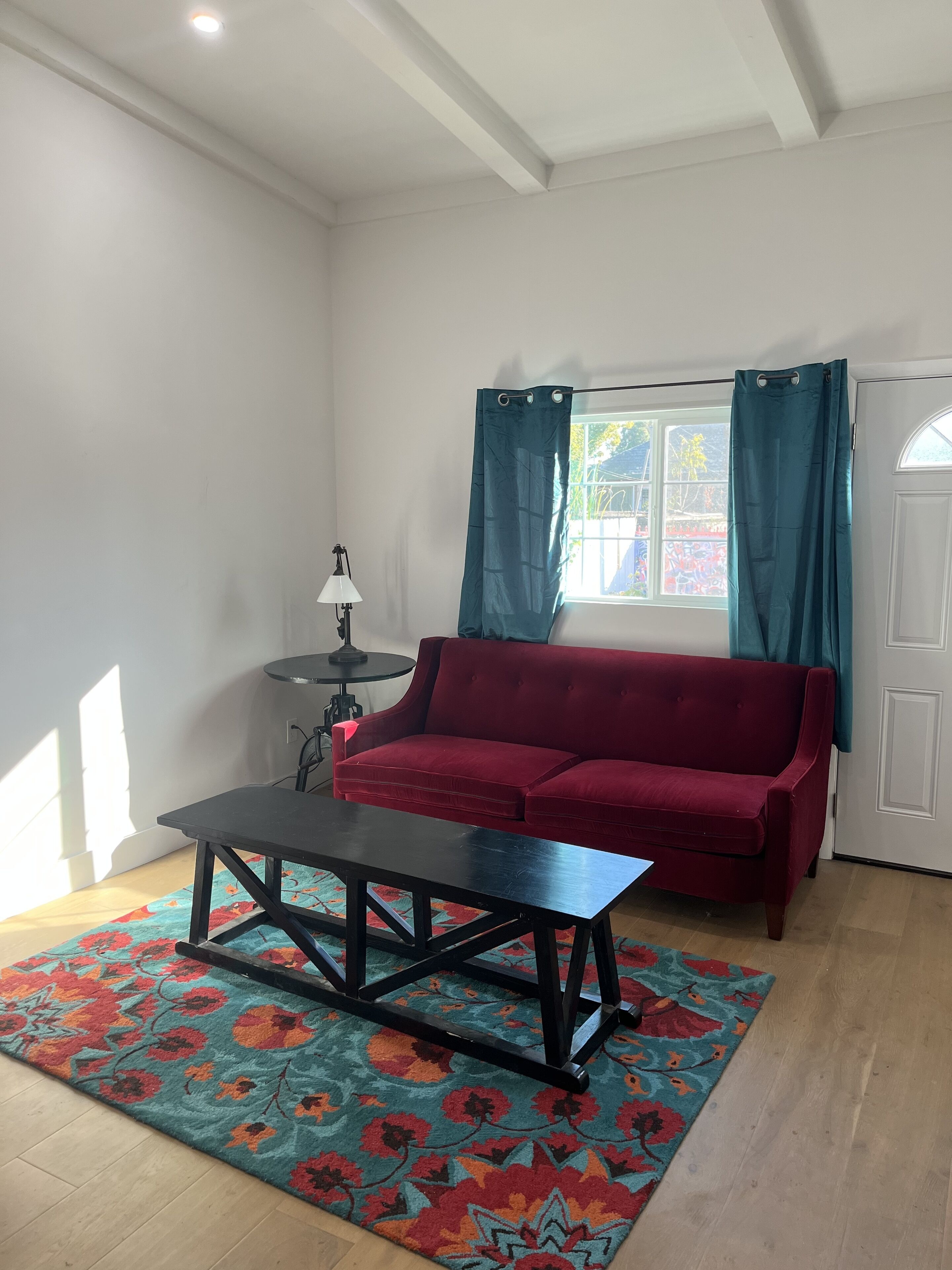 Quiet, sunny one-bedroom close to USC
