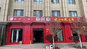 Un bâtiment à la façade rouge et doté de nombreuses fenêtres.